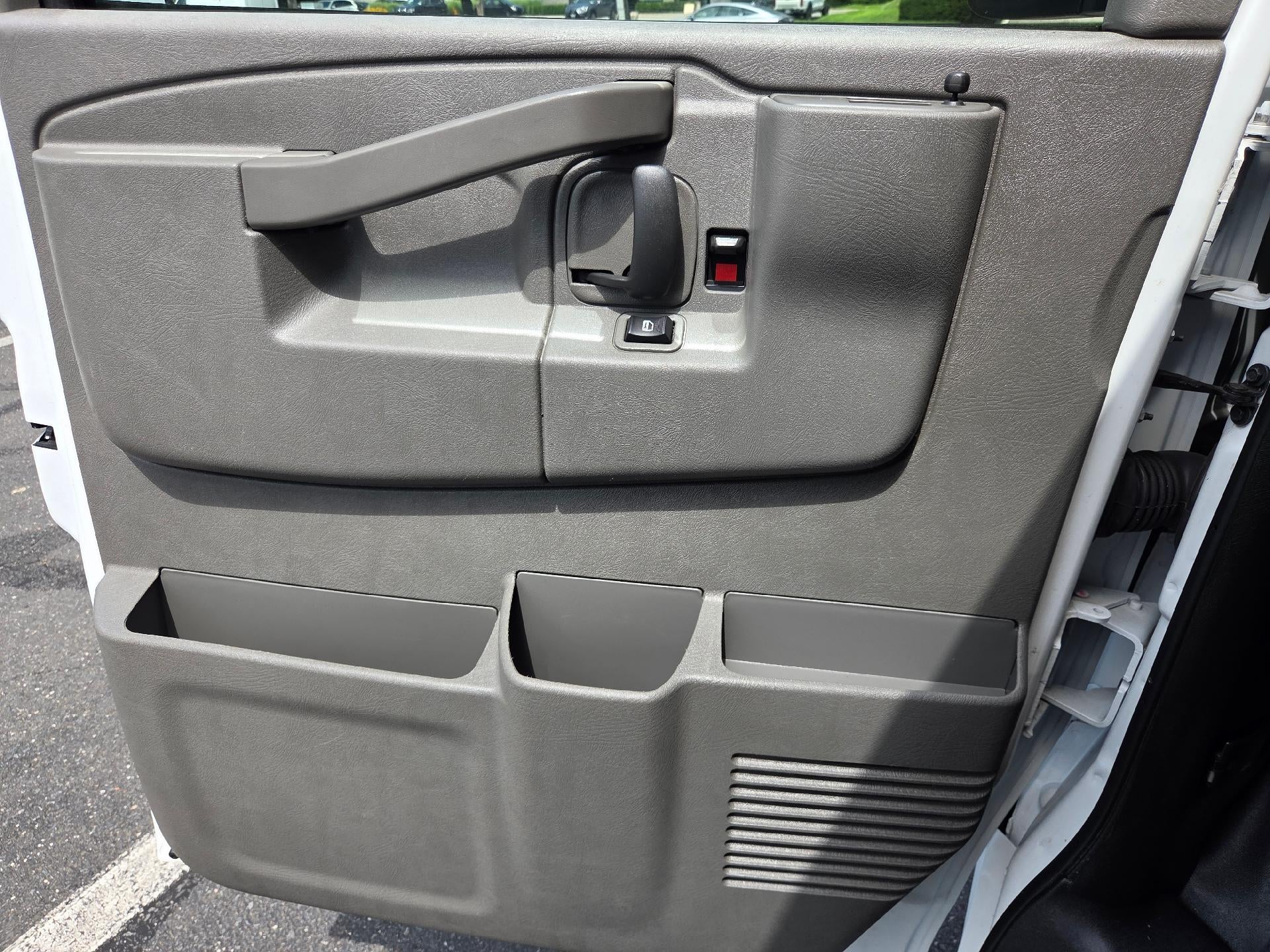 2025 Chevrolet Express Cargo WT