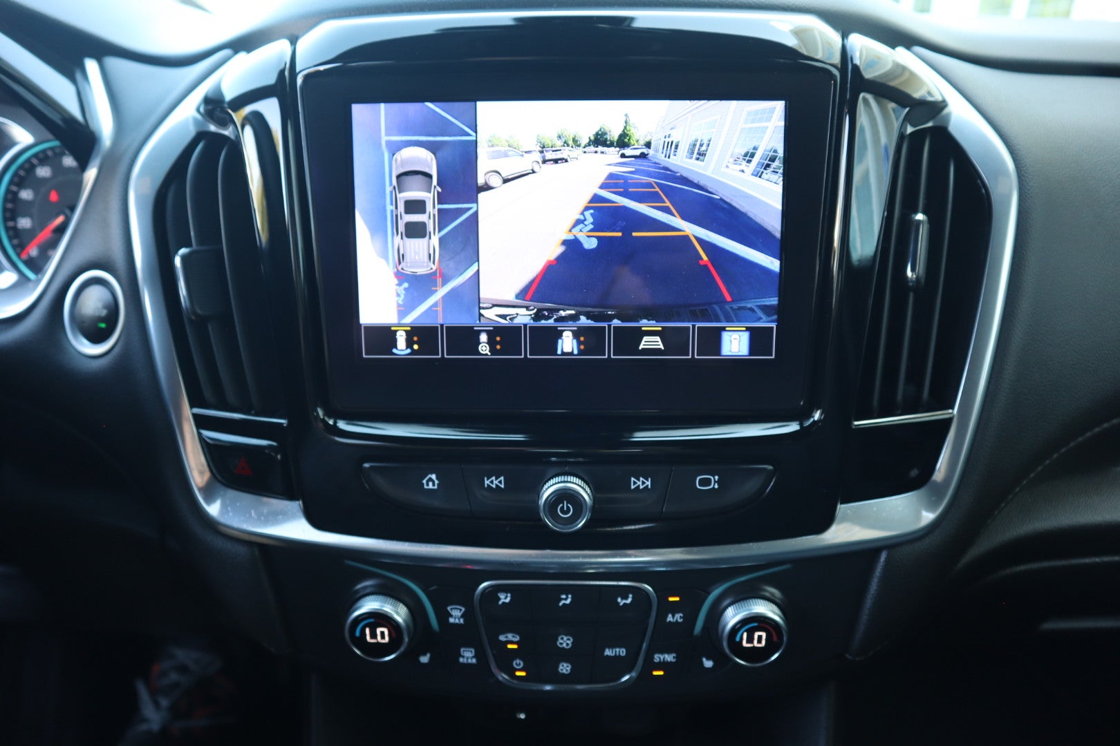 2022 Chevrolet Traverse LT Cloth